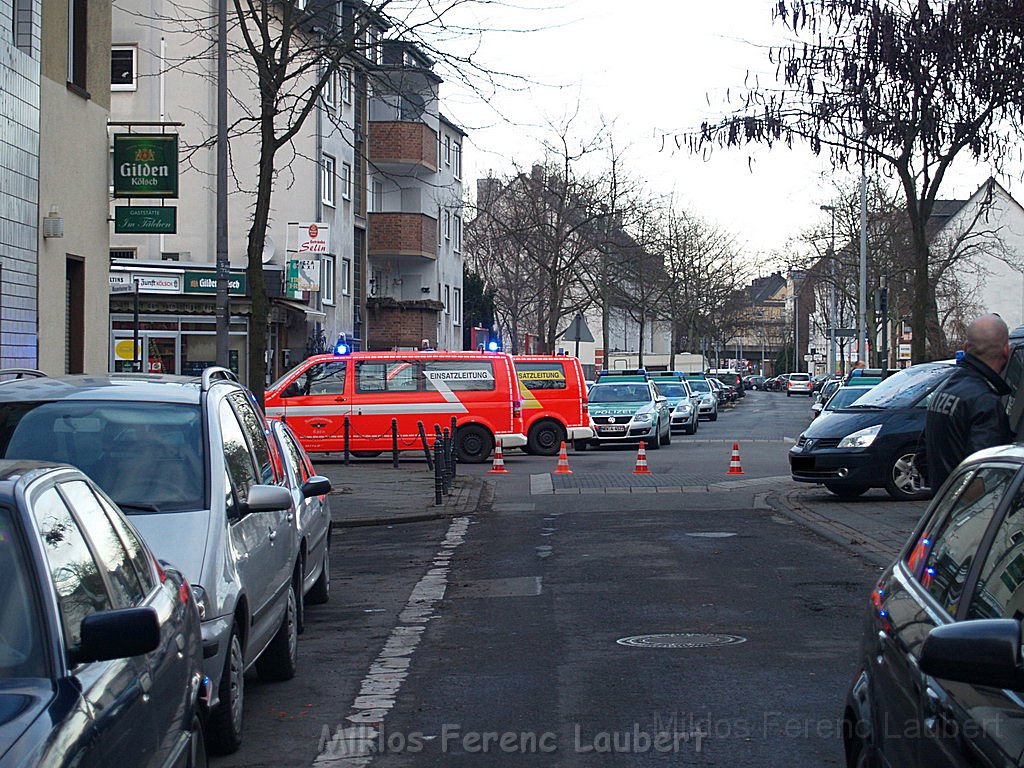 Einsatz Feuerwehr SEK Polizei Koeln Nippes Merheimerstr P118.JPG